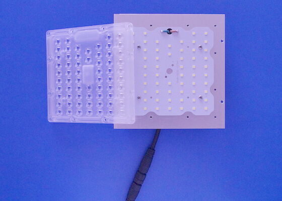 64LEDs 50W PC Array Lens Module 80x150 درجه 130-140LM ​​/ W